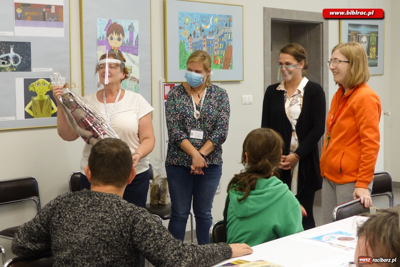 Zdjęcie w galerii na portalu naszraciborz.pl: Podopieczni Stowarzyszenia DOM z wizytą w raciborskiej bibliotece wiadomości z regionu