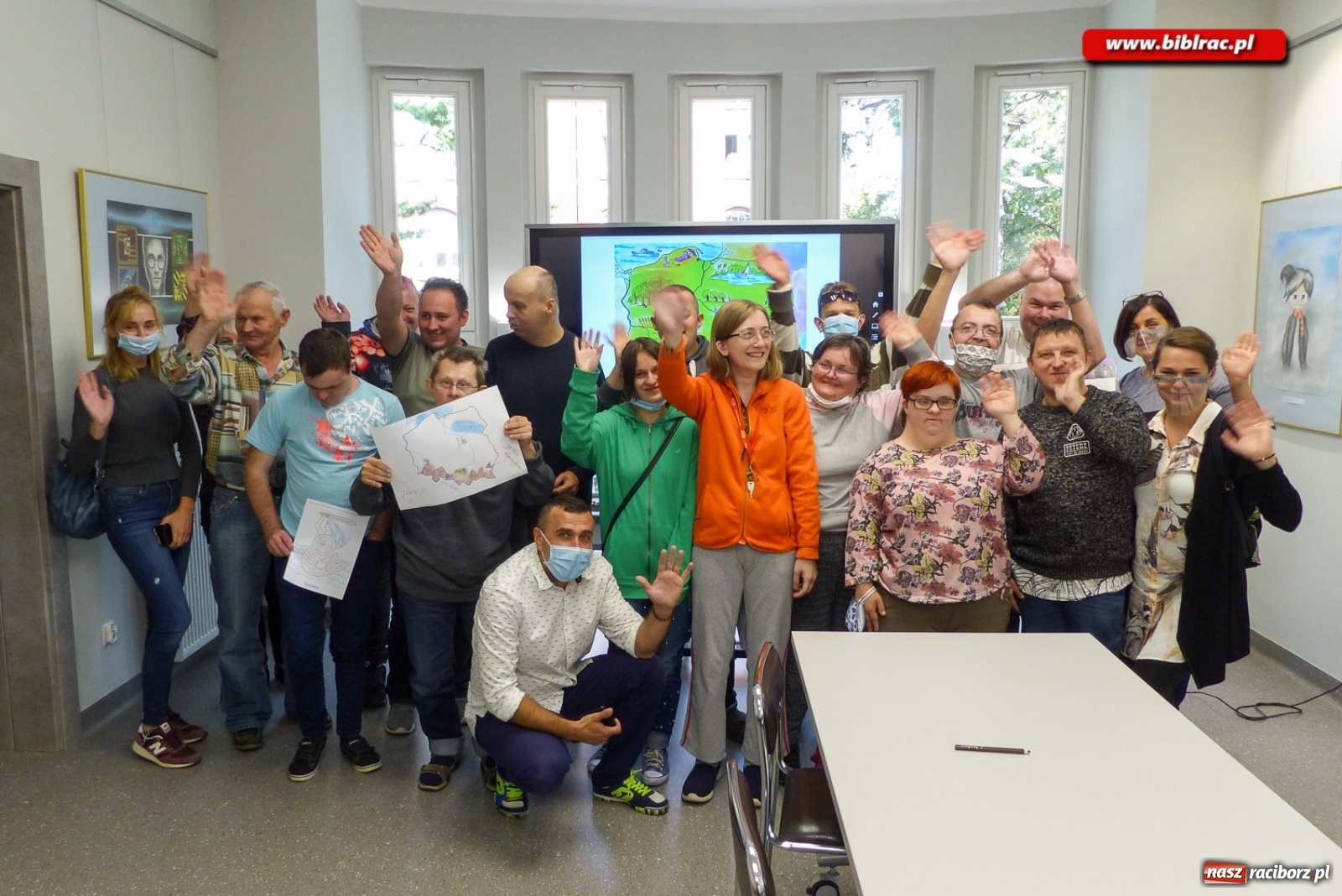 Zdjęcie w galerii na portalu naszraciborz.pl: Podopieczni Stowarzyszenia DOM z wizytą w raciborskiej bibliotece wiadomości z regionu