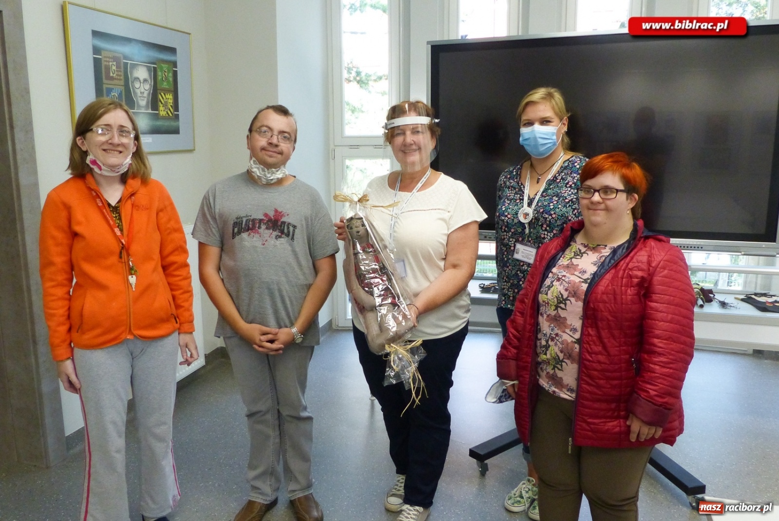 Zdjęcie w galerii na portalu naszraciborz.pl: Podopieczni Stowarzyszenia DOM z wizytą w raciborskiej bibliotece wiadomości z regionu