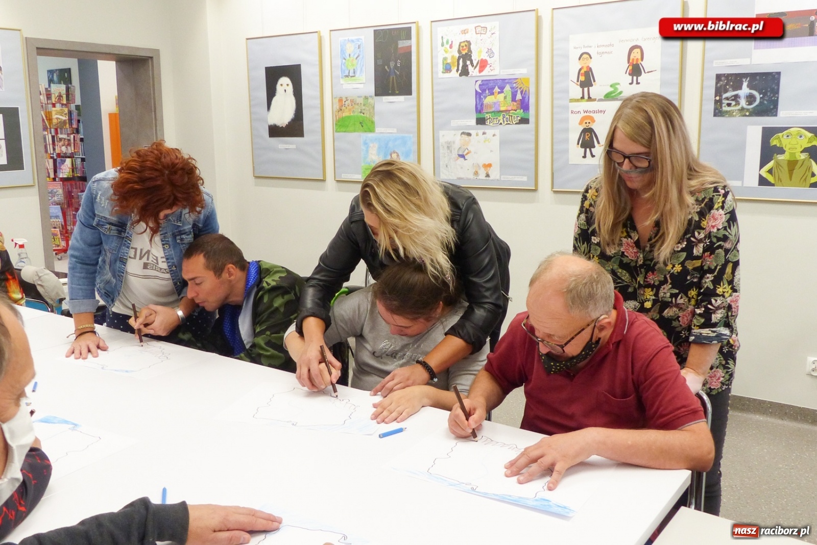 Zdjęcie w galerii na portalu naszraciborz.pl: Podopieczni Stowarzyszenia DOM z wizytą w raciborskiej bibliotece wiadomości z regionu