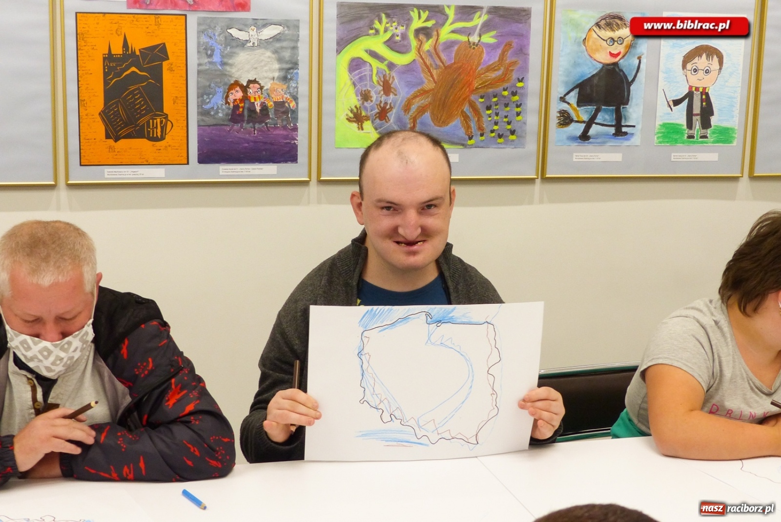 Zdjęcie w galerii na portalu naszraciborz.pl: Podopieczni Stowarzyszenia DOM z wizytą w raciborskiej bibliotece wiadomości z regionu