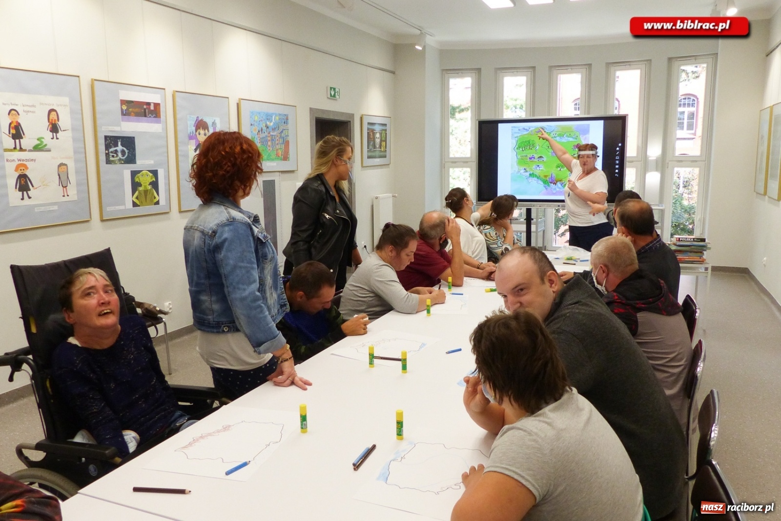 Zdjęcie w galerii na portalu naszraciborz.pl: Podopieczni Stowarzyszenia DOM z wizytą w raciborskiej bibliotece wiadomości z regionu