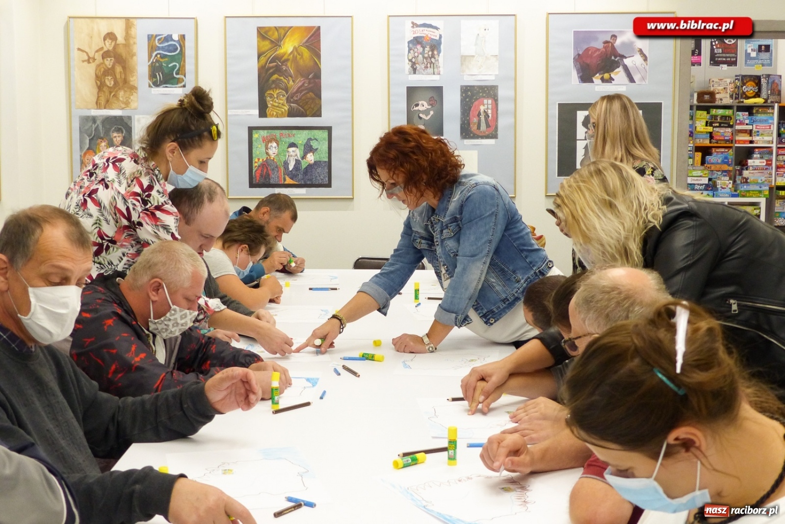 Zdjęcie w galerii na portalu naszraciborz.pl: Podopieczni Stowarzyszenia DOM z wizytą w raciborskiej bibliotece wiadomości z regionu