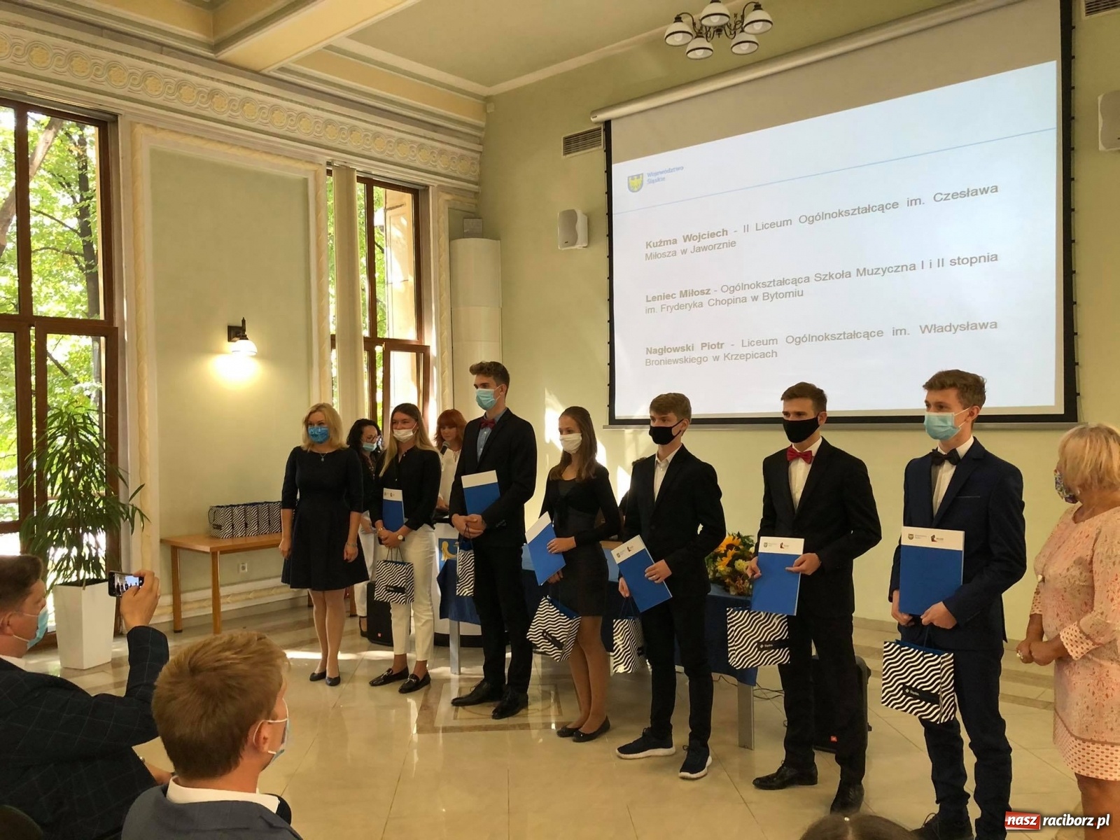 Zdjęcie w galerii na portalu naszraciborz.pl: Marta Kasprowicz z ZSOMS stypendystką Województwa Śląskiego  wiadomości z regionu