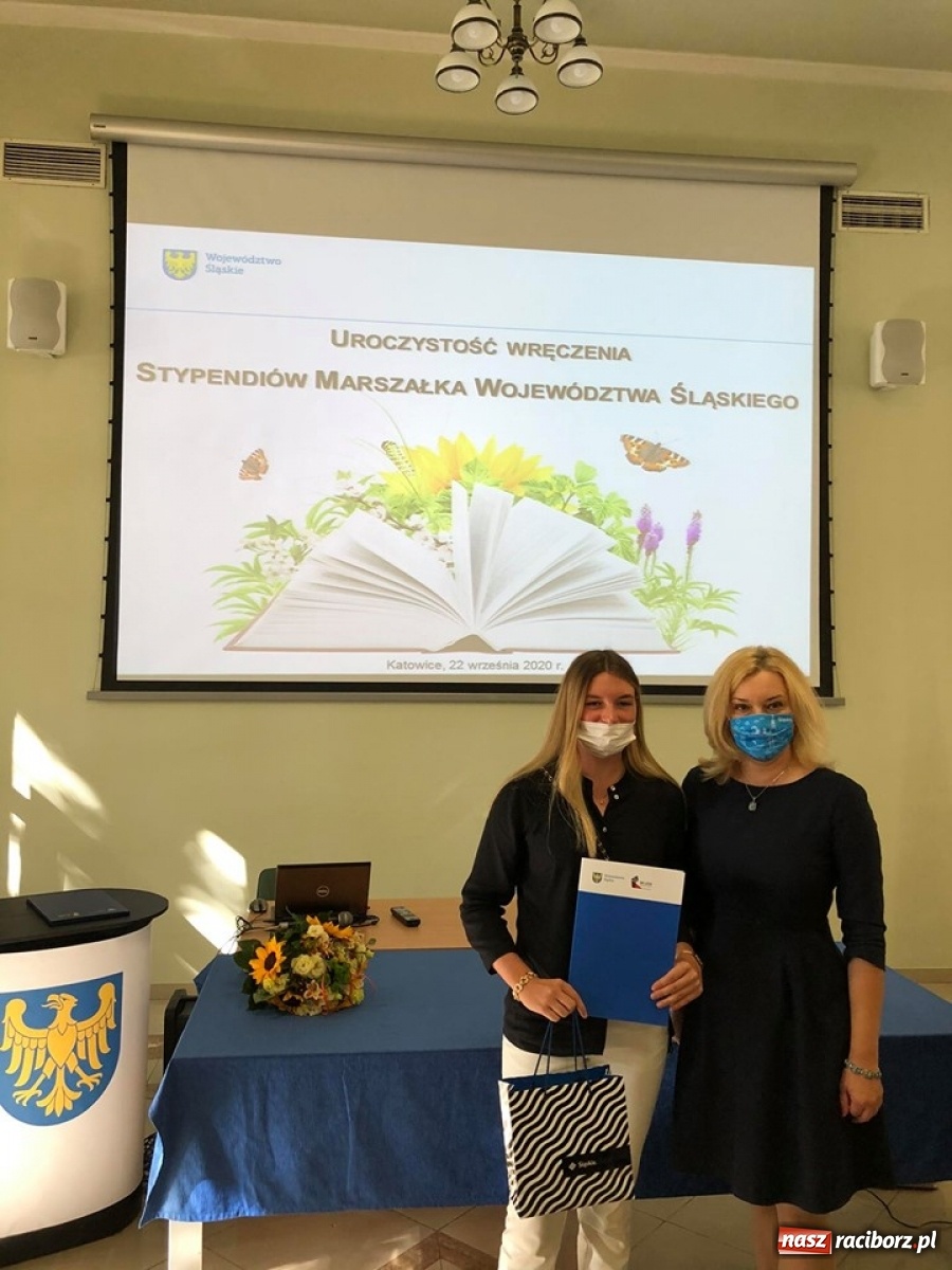 Zdjęcie w galerii na portalu naszraciborz.pl: Marta Kasprowicz z ZSOMS stypendystką Województwa Śląskiego  wiadomości z regionu