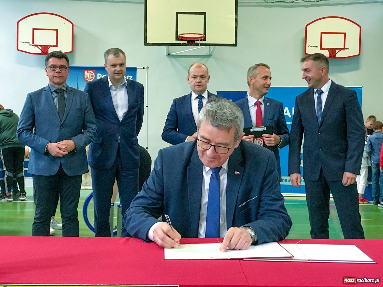 Zdjęcie w galerii na portalu naszraciborz.pl: Do SP 18 przyleciała SOWA. Małe centrum naukowe Kopernik powstanie w Raciborzu wiadomości z regionu