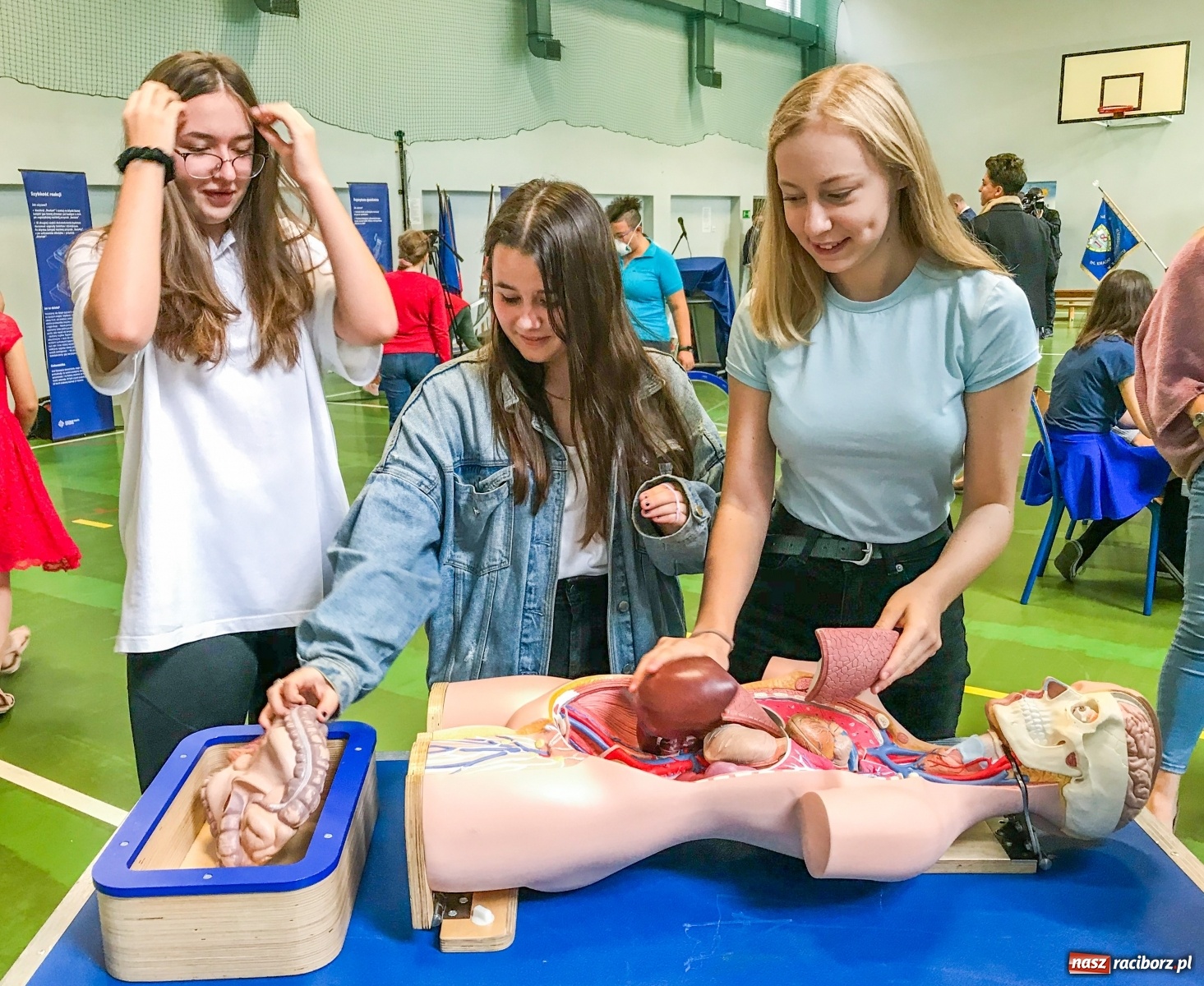 Zdjęcie w galerii na portalu naszraciborz.pl: Do SP 18 przyleciała SOWA. Małe centrum naukowe Kopernik powstanie w Raciborzu wiadomości z regionu