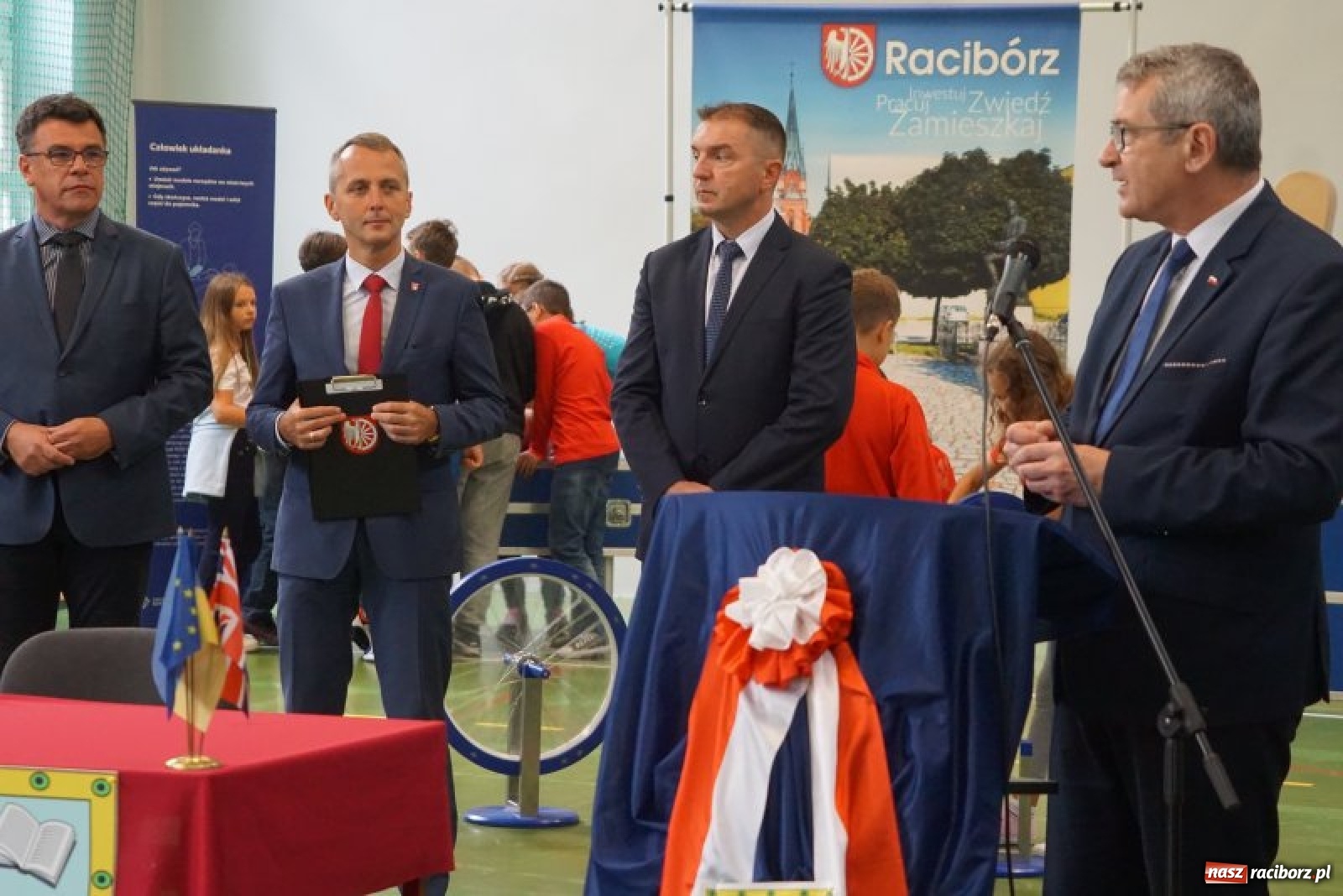 Zdjęcie w galerii na portalu naszraciborz.pl: Do SP 18 przyleciała SOWA. Małe centrum naukowe Kopernik powstanie w Raciborzu wiadomości z regionu