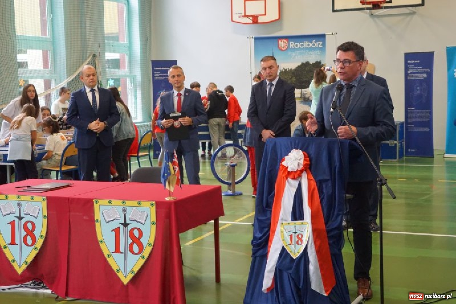 Zdjęcie w galerii na portalu naszraciborz.pl: Do SP 18 przyleciała SOWA. Małe centrum naukowe Kopernik powstanie w Raciborzu wiadomości z regionu