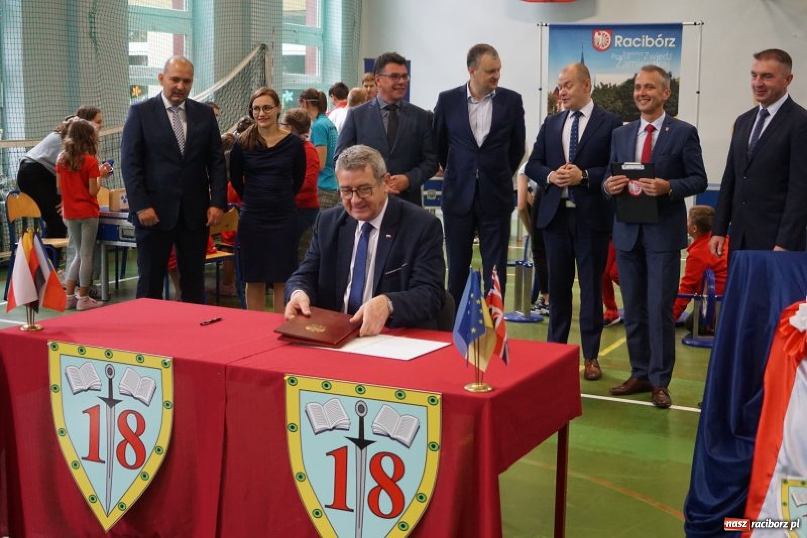 Zdjęcie w galerii na portalu naszraciborz.pl: Do SP 18 przyleciała SOWA. Małe centrum naukowe Kopernik powstanie w Raciborzu wiadomości z regionu