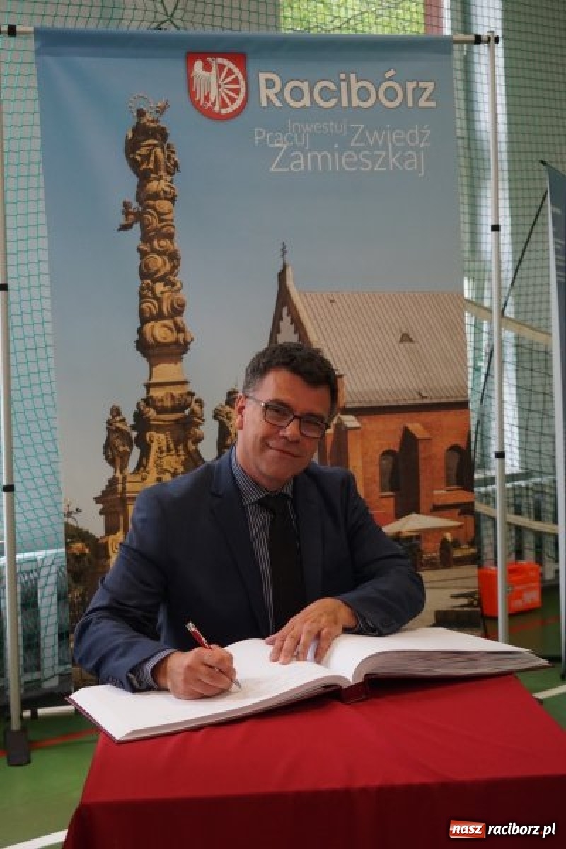 Zdjęcie w galerii na portalu naszraciborz.pl: Do SP 18 przyleciała SOWA. Małe centrum naukowe Kopernik powstanie w Raciborzu wiadomości z regionu