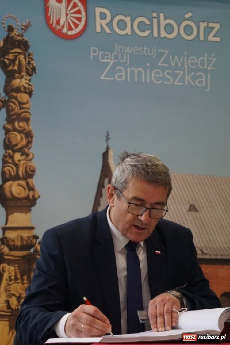 Zdjęcie w galerii na portalu naszraciborz.pl: Do SP 18 przyleciała SOWA. Małe centrum naukowe Kopernik powstanie w Raciborzu wiadomości z regionu