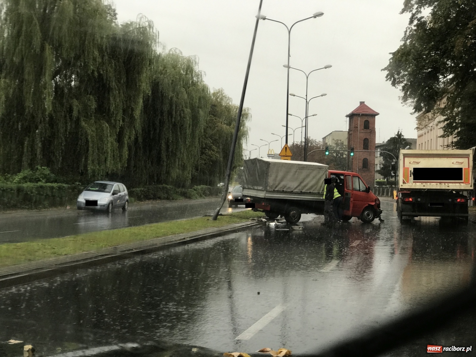 Zdjęcie w galerii na portalu naszraciborz.pl: Tak się kończy nagła zmiana pasa ruchu na Odrostradzie  wiadomości z regionu