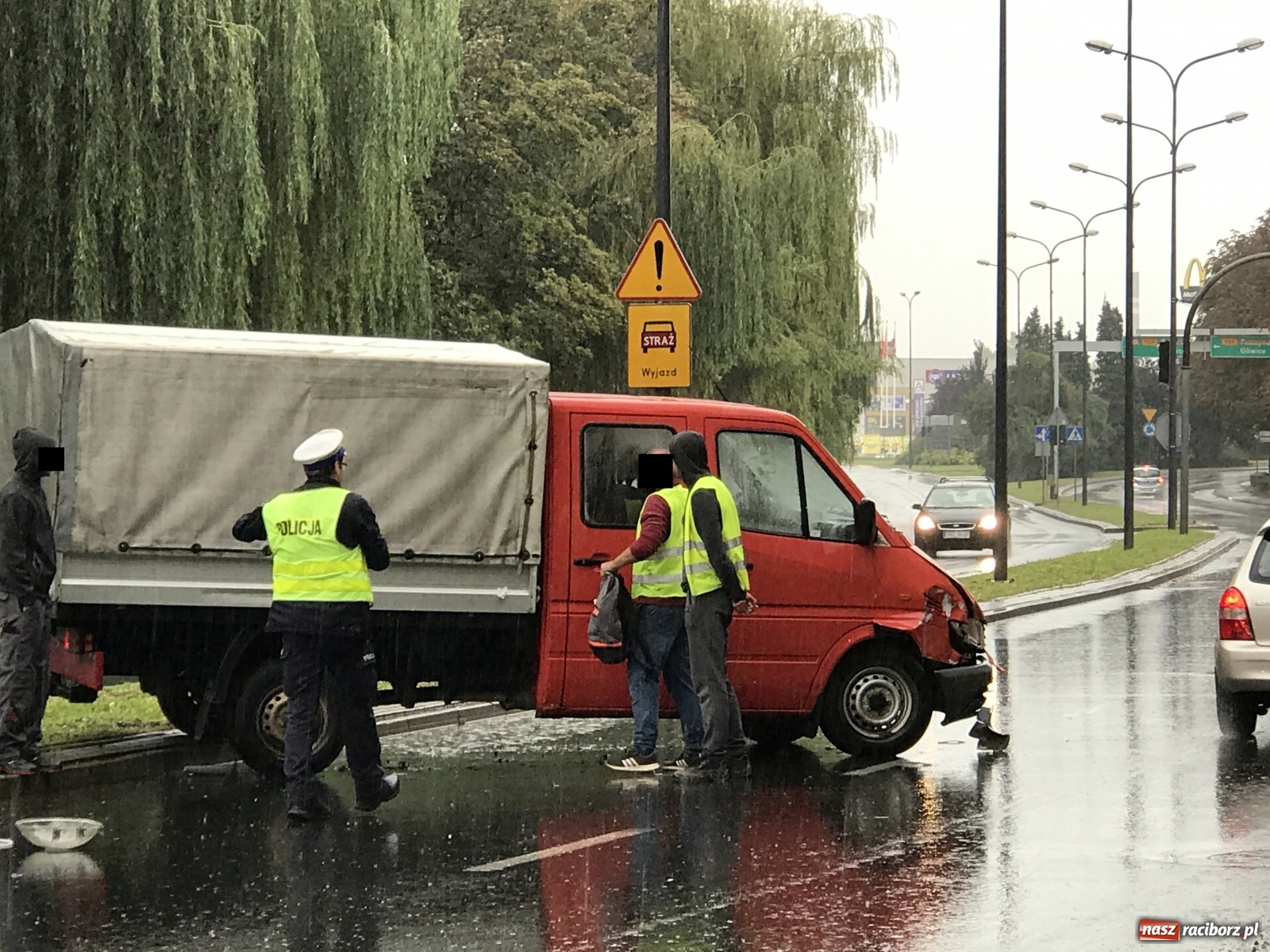 Zdjęcie w galerii na portalu naszraciborz.pl: Tak się kończy nagła zmiana pasa ruchu na Odrostradzie  wiadomości z regionu