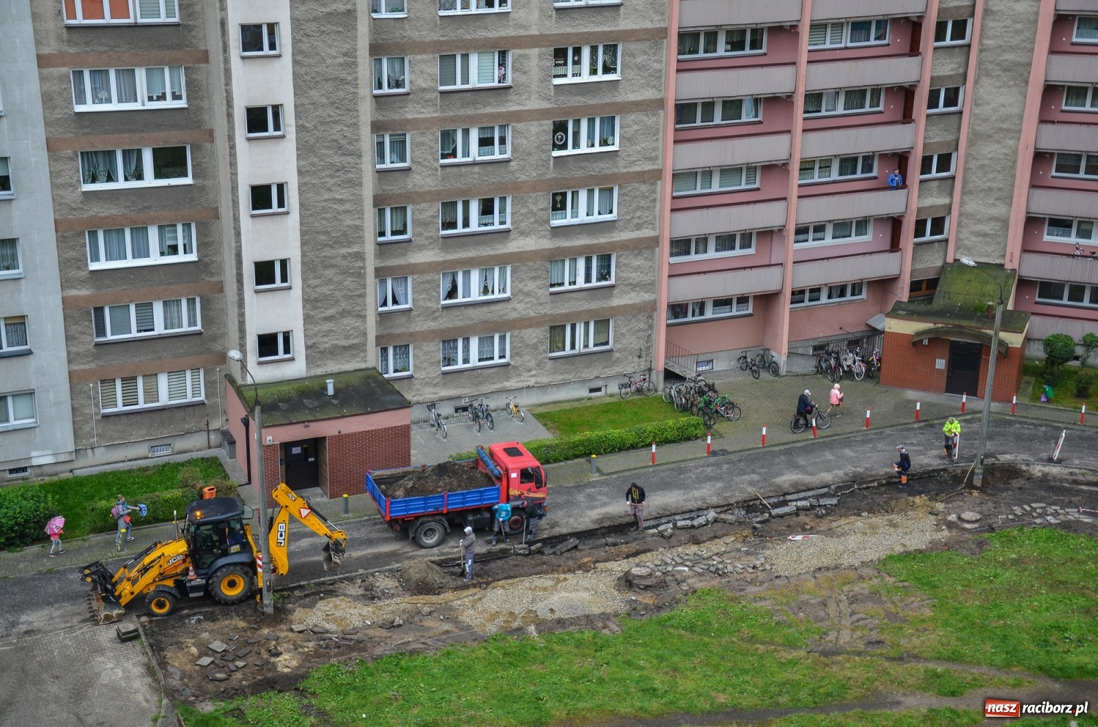 Zdjęcie w galerii na portalu naszraciborz.pl: Ruszyła budowa miejsc parkingowych na Katowickiej wiadomości z regionu