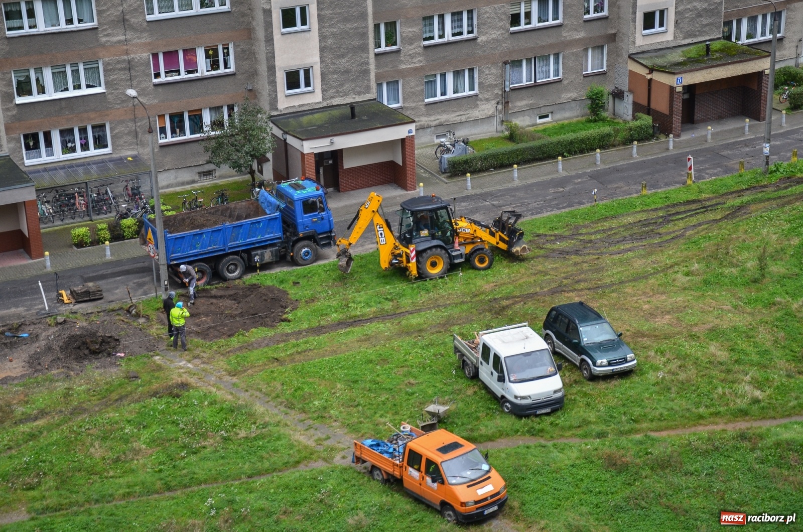 Zdjęcie w galerii na portalu naszraciborz.pl: Ruszyła budowa miejsc parkingowych na Katowickiej wiadomości z regionu