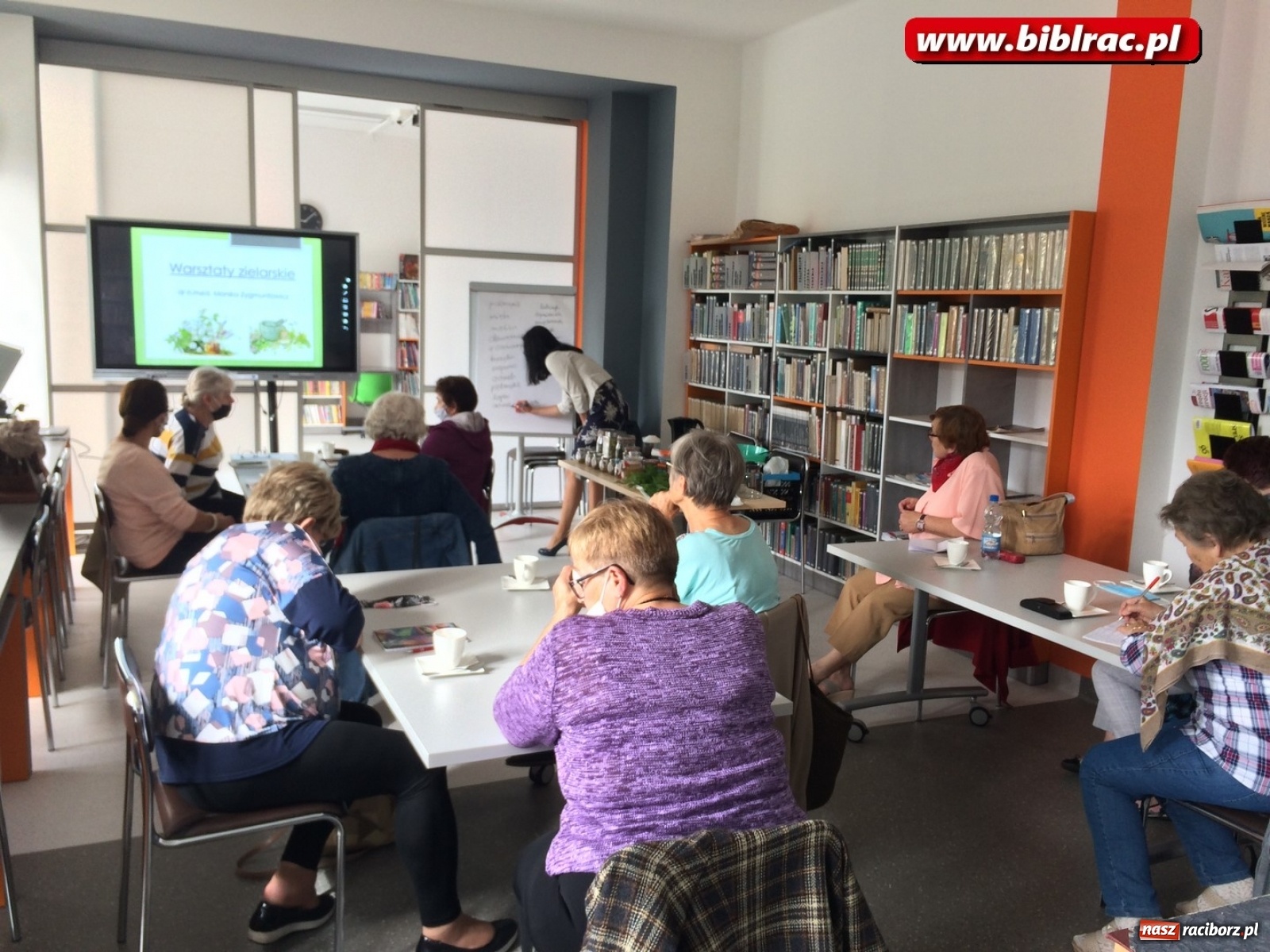 Zdjęcie w galerii na portalu naszraciborz.pl: W bibliotece seniorzy nie mają czasu na nudę [FOTO] wiadomości z regionu
