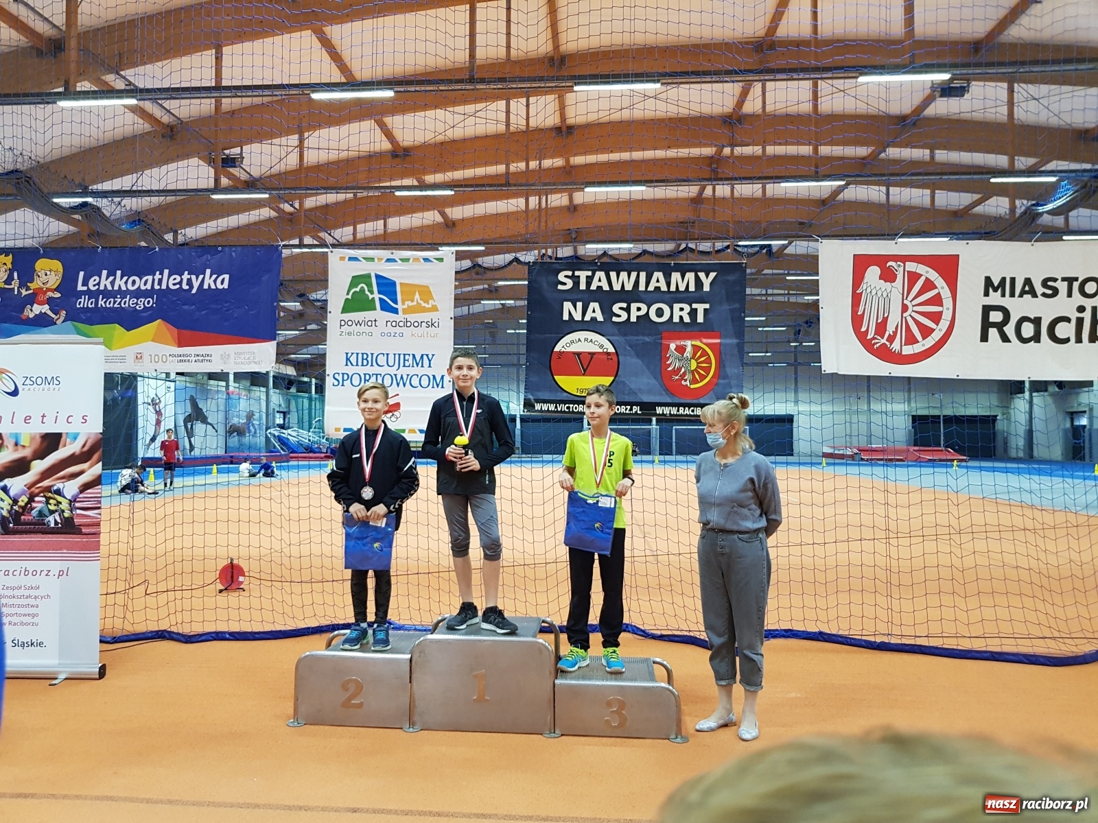 Zdjęcie w galerii na portalu naszraciborz.pl: Mały Memoriał Lekkoatletyczny im. Janusza Kusocińskiego w ZSOMS wiadomości z regionu