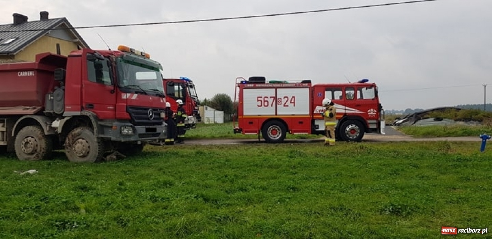 Zdjęcie w galerii na portalu naszraciborz.pl: Ciężarówka ścięła słup w Krowiarkach wiadomości z regionu