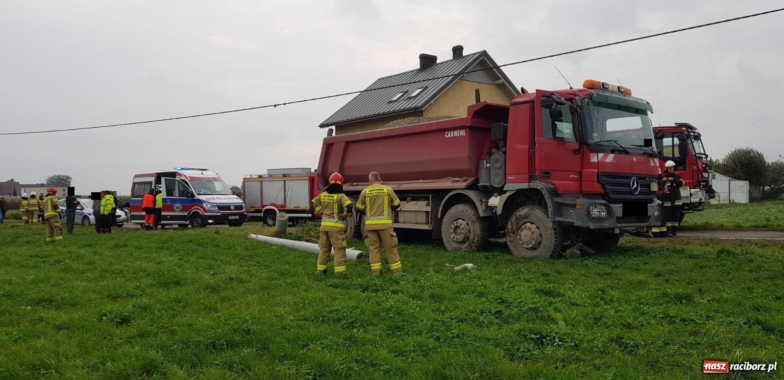 Zdjęcie w galerii na portalu naszraciborz.pl: Ciężarówka ścięła słup w Krowiarkach wiadomości z regionu