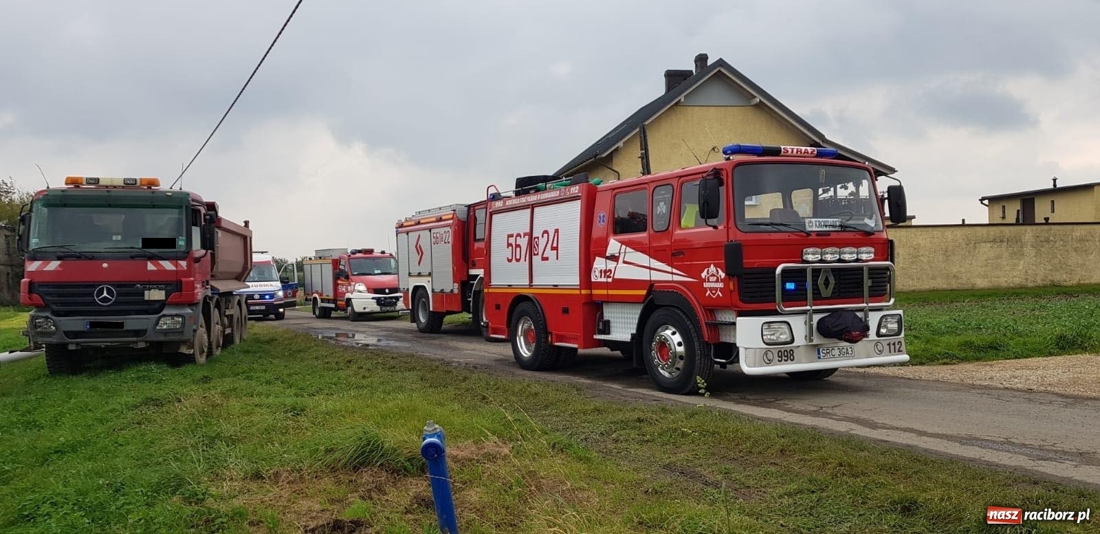 Zdjęcie w galerii na portalu naszraciborz.pl: Ciężarówka ścięła słup w Krowiarkach wiadomości z regionu