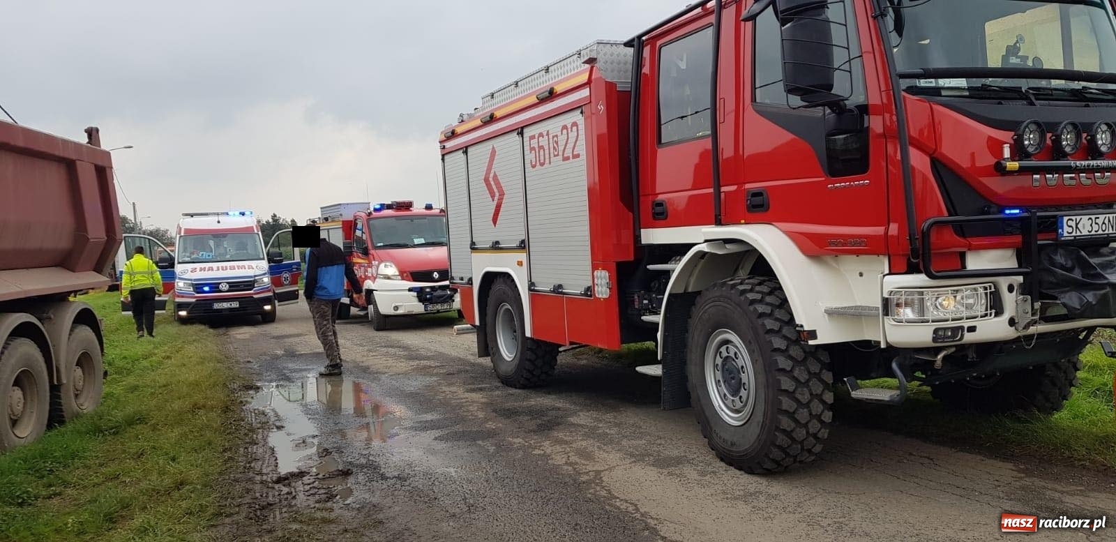 Zdjęcie w galerii na portalu naszraciborz.pl: Ciężarówka ścięła słup w Krowiarkach wiadomości z regionu