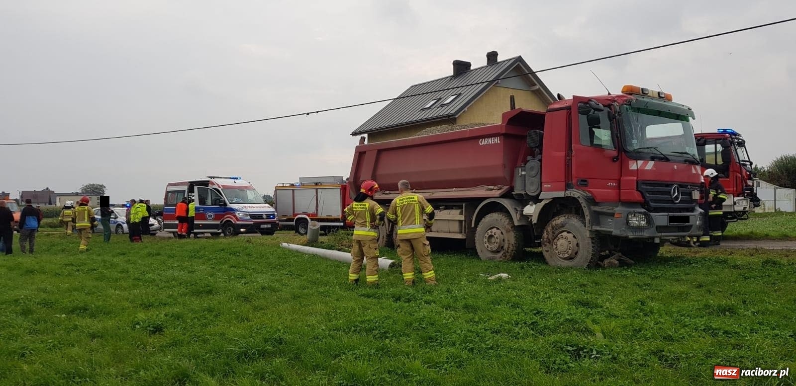 Zdjęcie w galerii na portalu naszraciborz.pl: Ciężarówka ścięła słup w Krowiarkach wiadomości z regionu