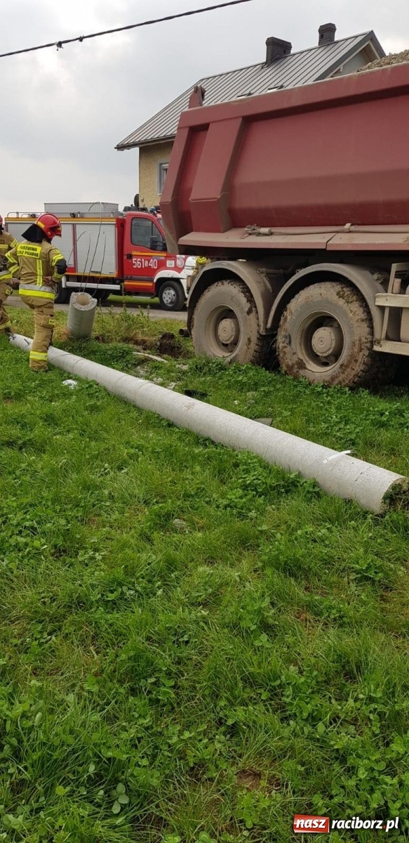 Zdjęcie w galerii na portalu naszraciborz.pl: Ciężarówka ścięła słup w Krowiarkach wiadomości z regionu