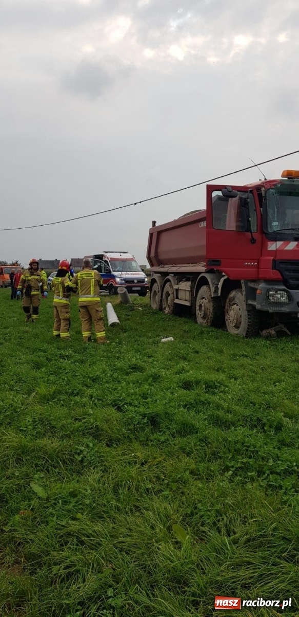 Zdjęcie w galerii na portalu naszraciborz.pl: Ciężarówka ścięła słup w Krowiarkach wiadomości z regionu
