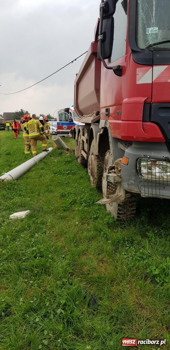 Zdjęcie w galerii na portalu naszraciborz.pl: Ciężarówka ścięła słup w Krowiarkach wiadomości z regionu