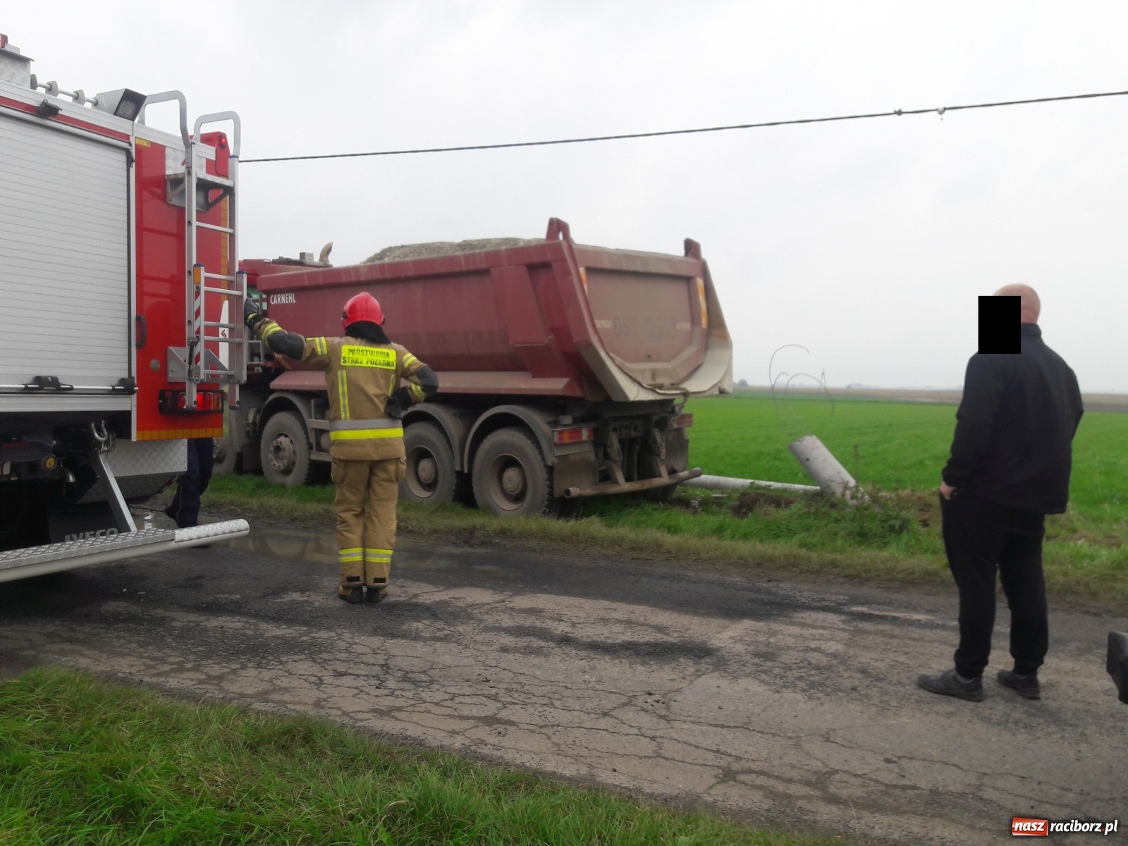 Zdjęcie w galerii na portalu naszraciborz.pl: Ciężarówka ścięła słup w Krowiarkach wiadomości z regionu