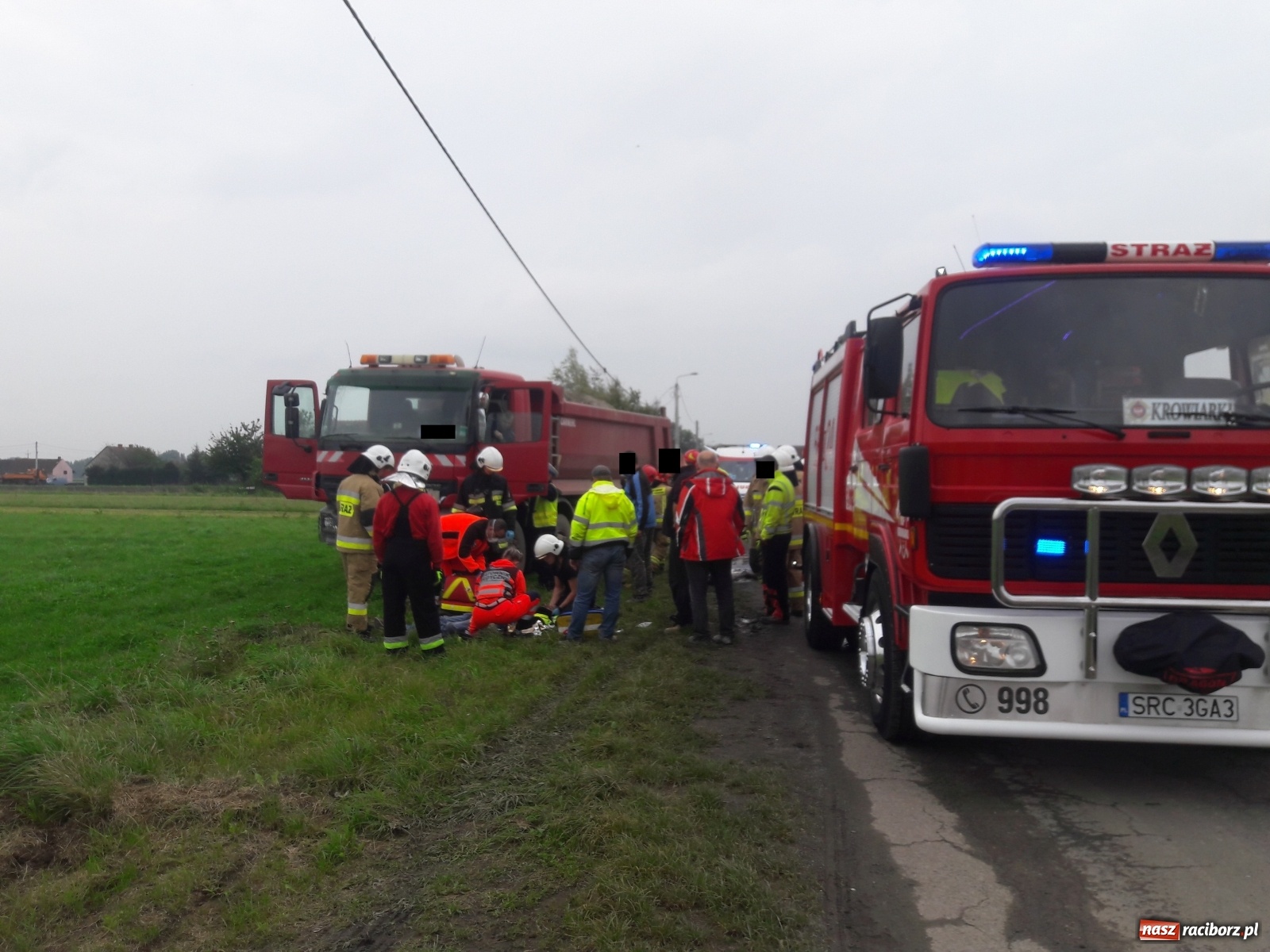 Zdjęcie w galerii na portalu naszraciborz.pl: Ciężarówka ścięła słup w Krowiarkach wiadomości z regionu