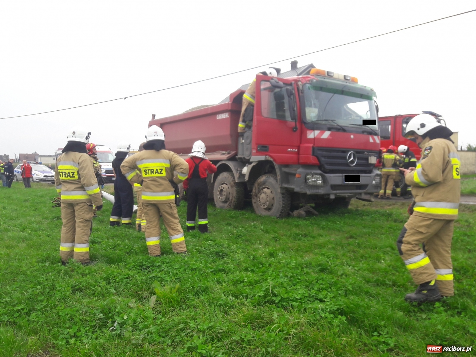 Zdjęcie w galerii na portalu naszraciborz.pl: Ciężarówka ścięła słup w Krowiarkach wiadomości z regionu