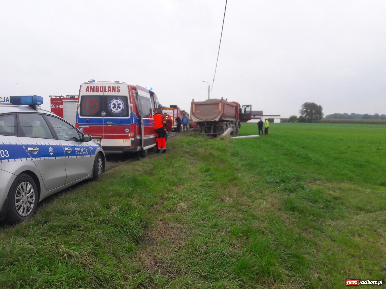 Zdjęcie w galerii na portalu naszraciborz.pl: Ciężarówka ścięła słup w Krowiarkach wiadomości z regionu