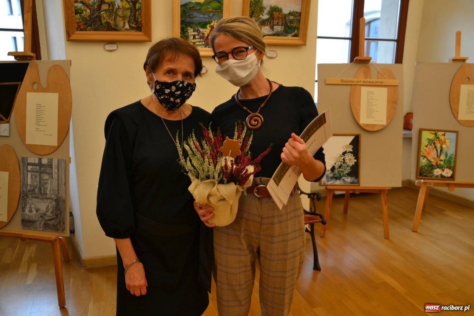 Zdjęcie w galerii na portalu naszraciborz.pl: Poza horyzontem - wernisaż malarstwa Marii Kucharskiej na zamku  wiadomości z regionu