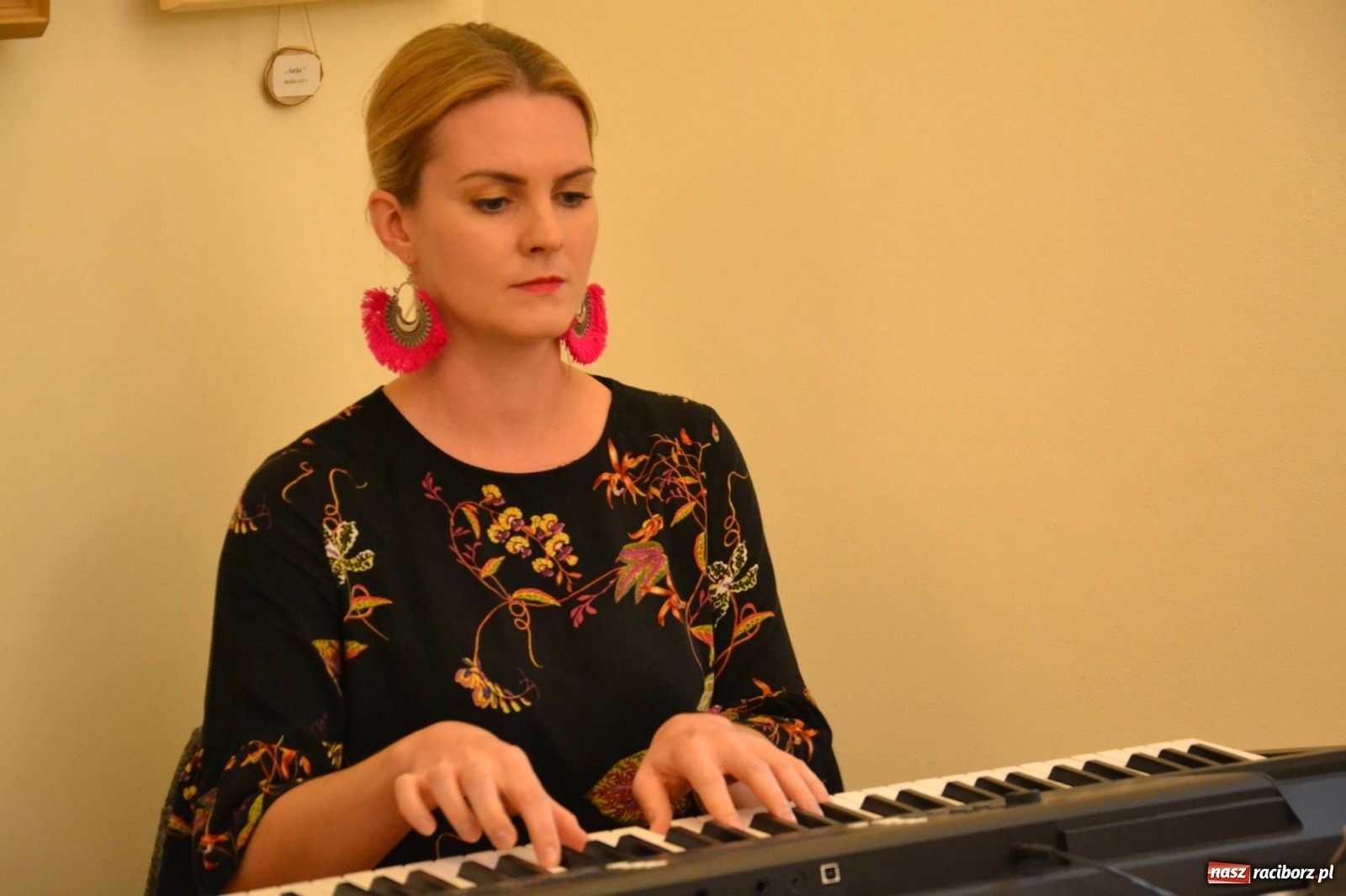 Zdjęcie w galerii na portalu naszraciborz.pl: Poza horyzontem - wernisaż malarstwa Marii Kucharskiej na zamku  wiadomości z regionu