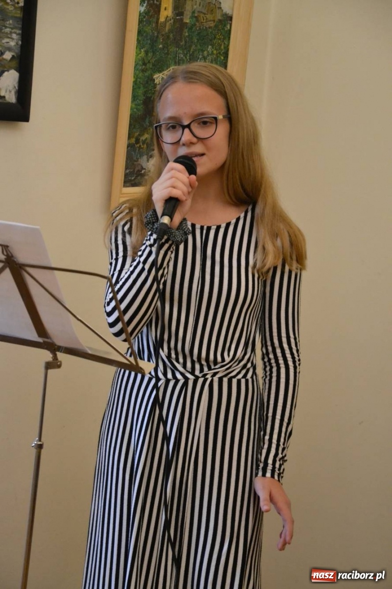 Zdjęcie w galerii na portalu naszraciborz.pl: Poza horyzontem - wernisaż malarstwa Marii Kucharskiej na zamku  wiadomości z regionu