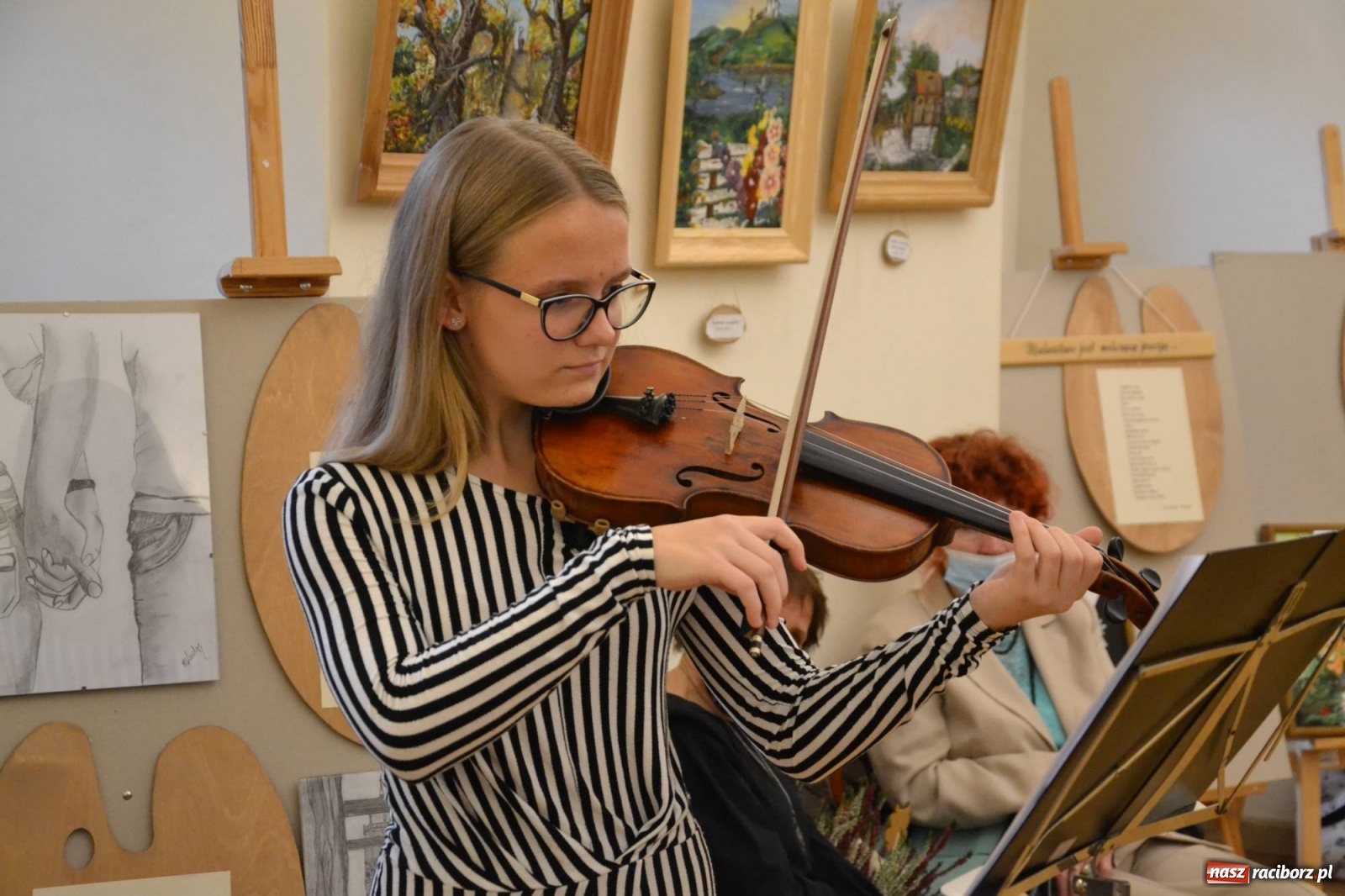 Zdjęcie w galerii na portalu naszraciborz.pl: Poza horyzontem - wernisaż malarstwa Marii Kucharskiej na zamku  wiadomości z regionu