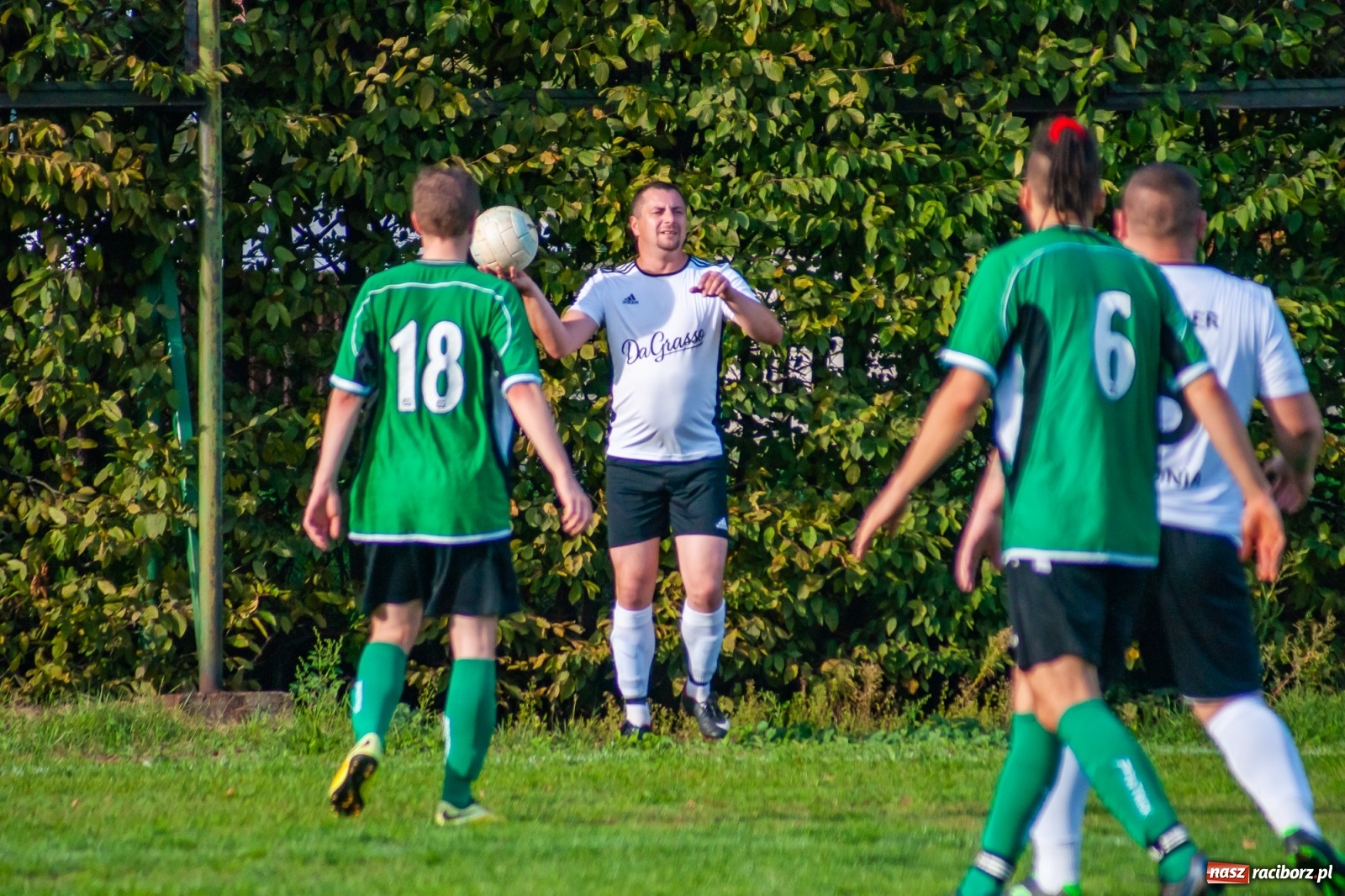 Zdjęcie w galerii na portalu naszraciborz.pl: Męczące derby na Płoni. Wicher nie sprostał Ocicom [FOTO i WIDEO] wiadomości z regionu