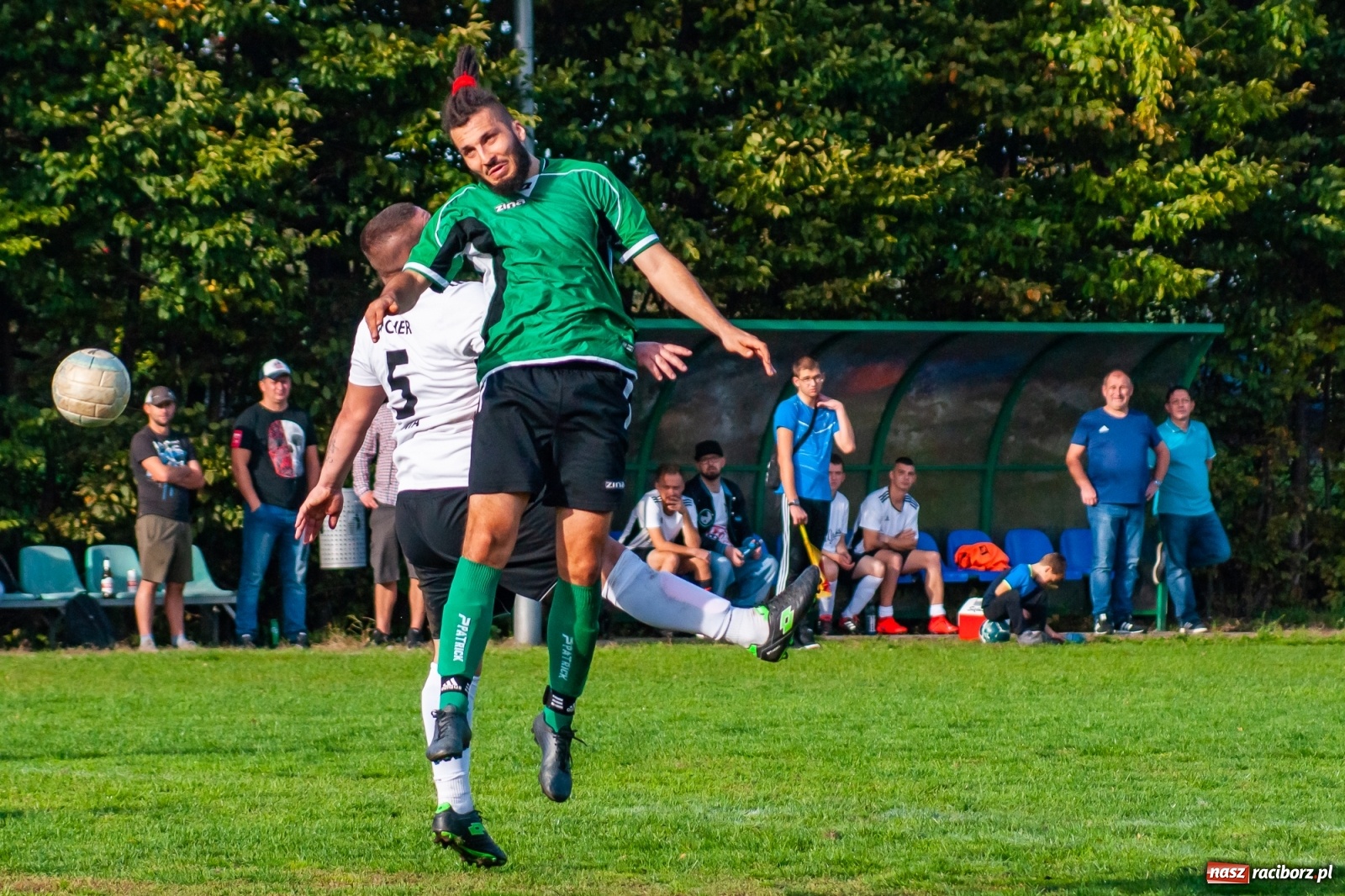 Zdjęcie w galerii na portalu naszraciborz.pl: Męczące derby na Płoni. Wicher nie sprostał Ocicom [FOTO i WIDEO] wiadomości z regionu
