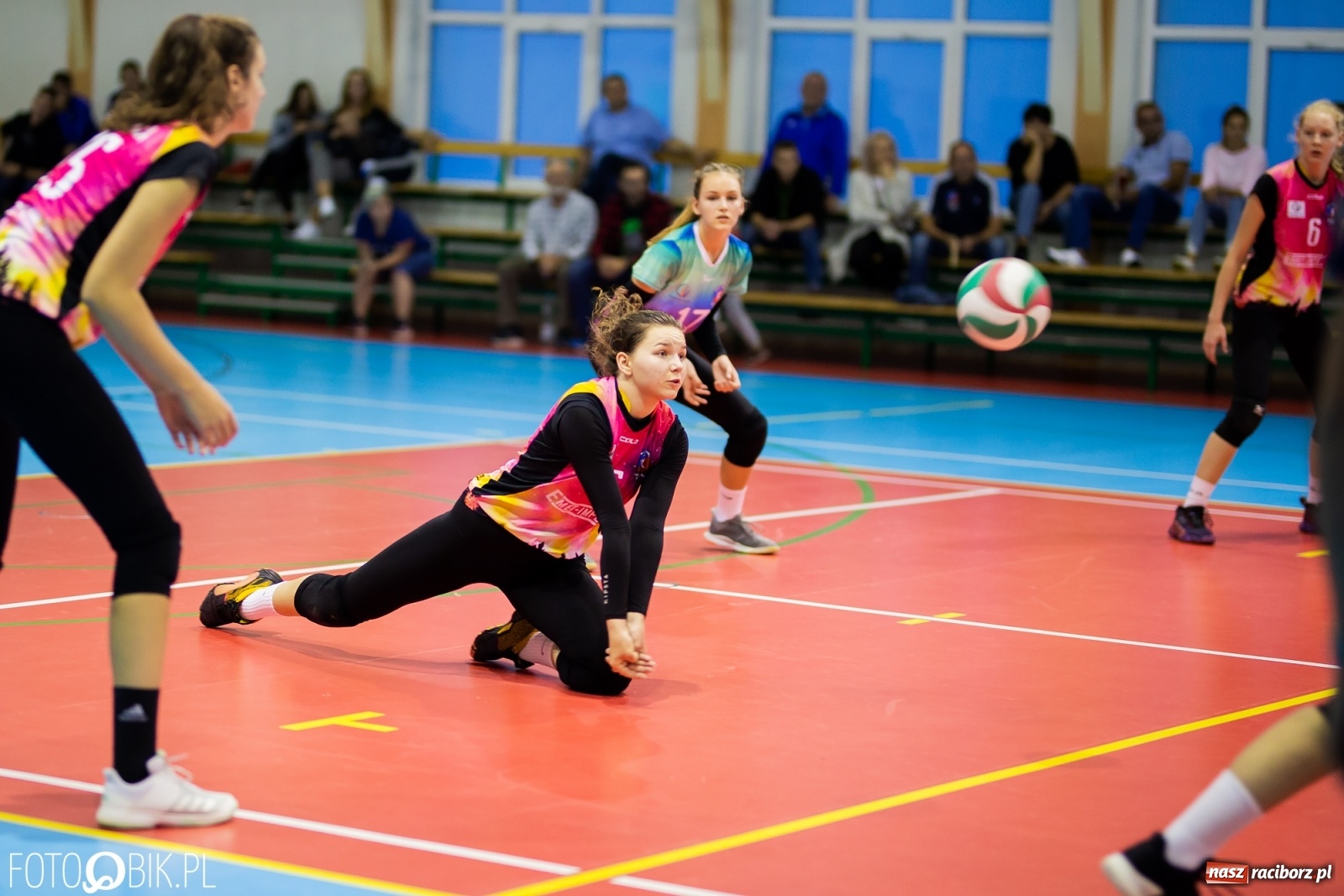 Zdjęcie w galerii na portalu naszraciborz.pl: Zimny prysznic w pierwszym secie obudził UKS Krzanowice [FOTO] wiadomości z regionu