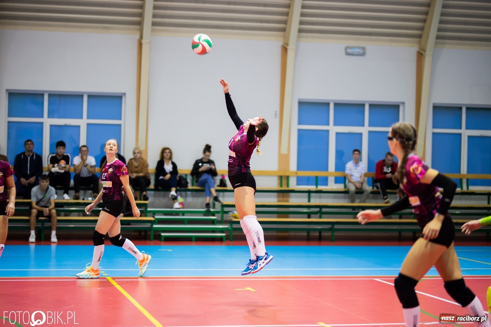 Zdjęcie w galerii na portalu naszraciborz.pl: Zimny prysznic w pierwszym secie obudził UKS Krzanowice [FOTO] wiadomości z regionu