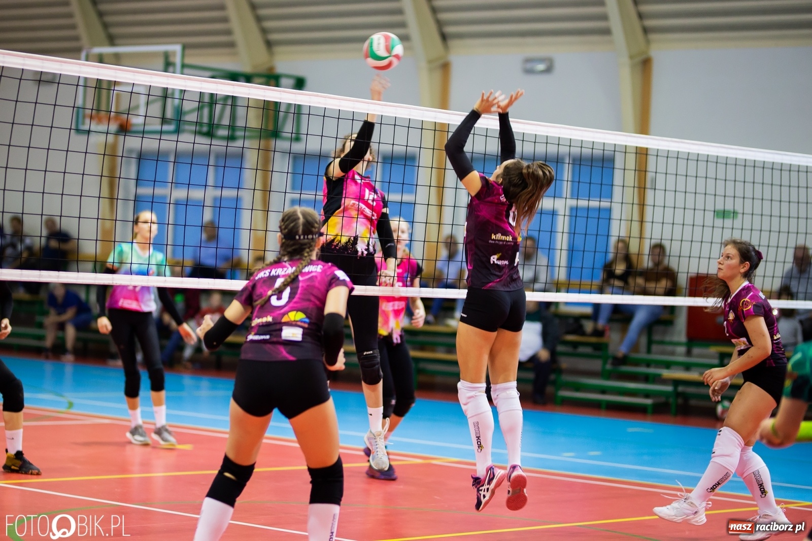 Zdjęcie w galerii na portalu naszraciborz.pl: Zimny prysznic w pierwszym secie obudził UKS Krzanowice [FOTO] wiadomości z regionu