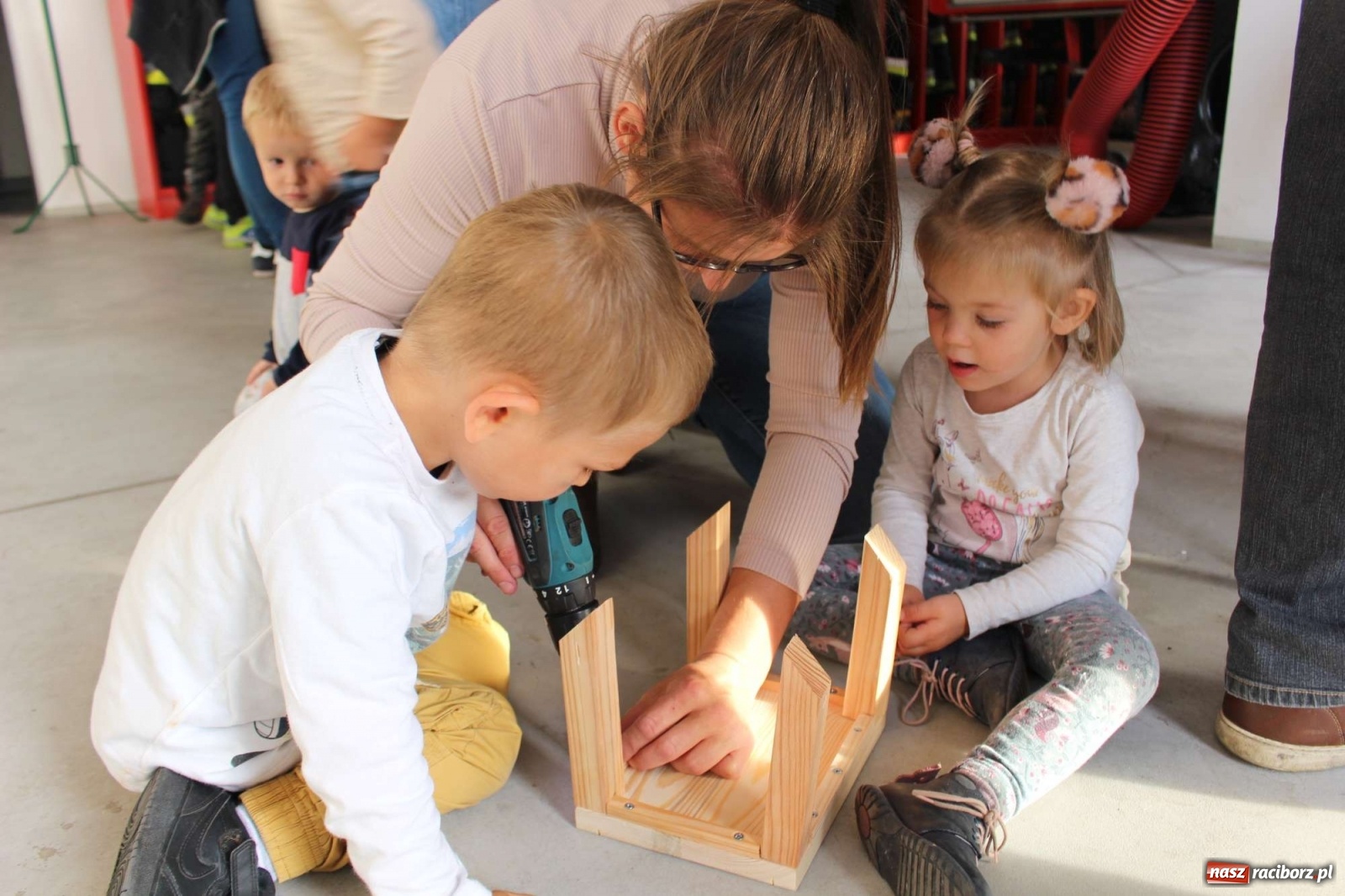 Zdjęcie w galerii na portalu naszraciborz.pl: Plecenie wianków, slajdowisko o Ugandzie i warsztaty DIY wiadomości z regionu