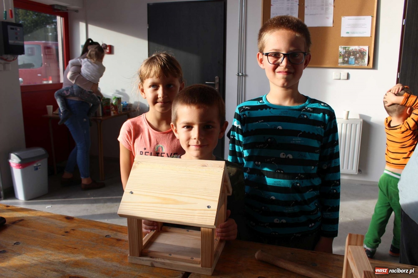 Zdjęcie w galerii na portalu naszraciborz.pl: Plecenie wianków, slajdowisko o Ugandzie i warsztaty DIY wiadomości z regionu