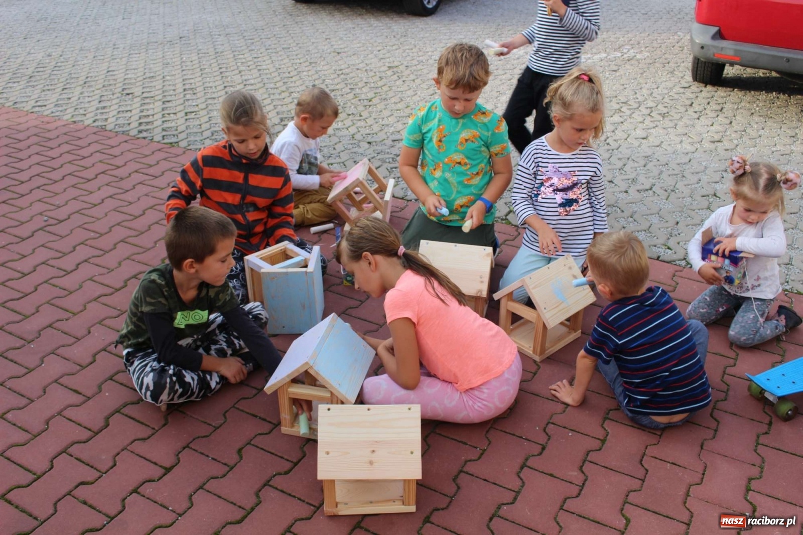 Zdjęcie w galerii na portalu naszraciborz.pl: Plecenie wianków, slajdowisko o Ugandzie i warsztaty DIY wiadomości z regionu