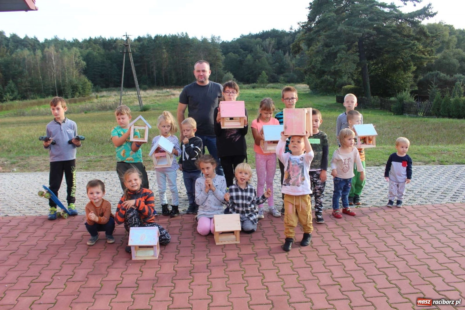 Zdjęcie w galerii na portalu naszraciborz.pl: Plecenie wianków, slajdowisko o Ugandzie i warsztaty DIY wiadomości z regionu