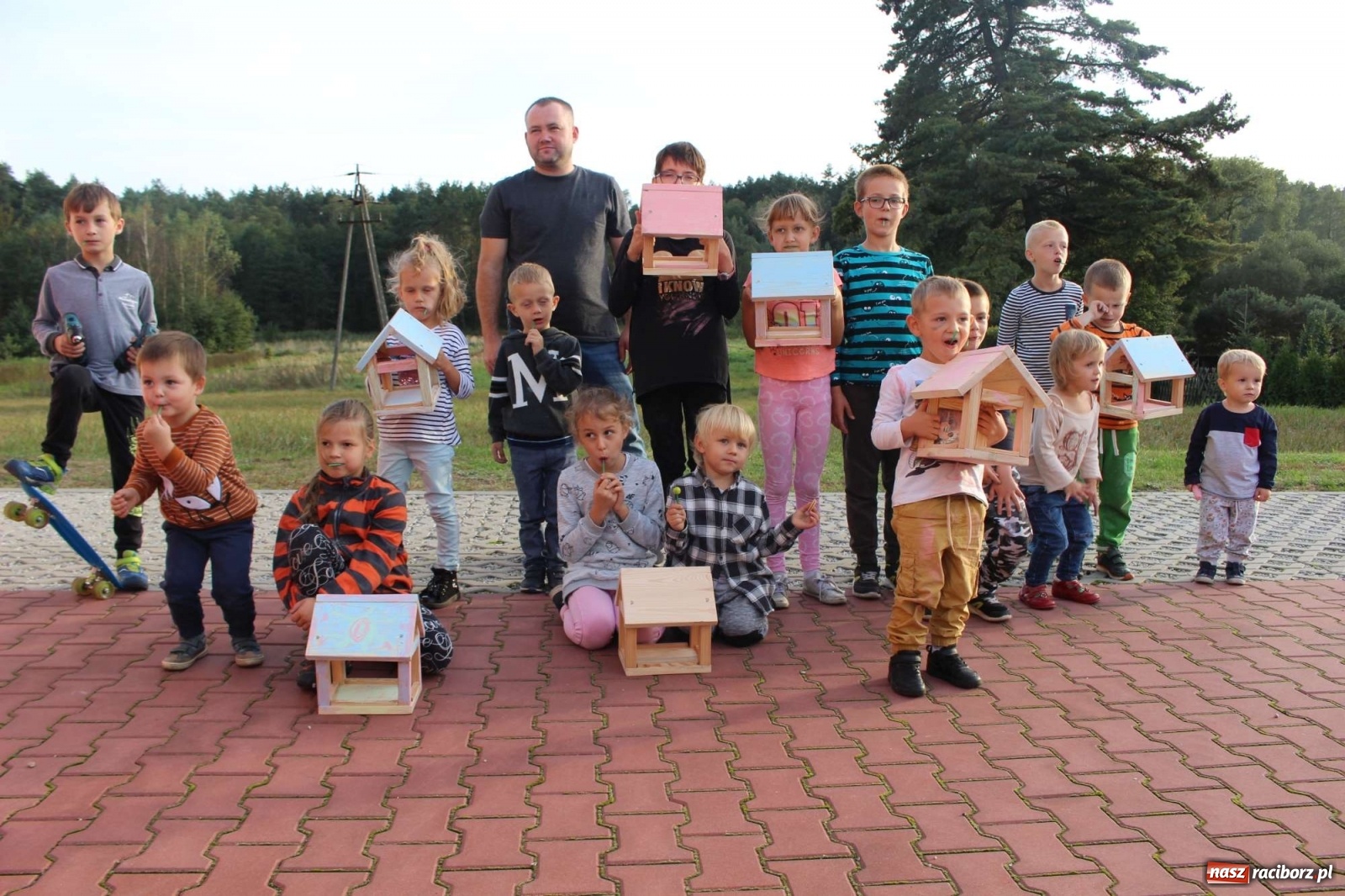 Zdjęcie w galerii na portalu naszraciborz.pl: Plecenie wianków, slajdowisko o Ugandzie i warsztaty DIY wiadomości z regionu