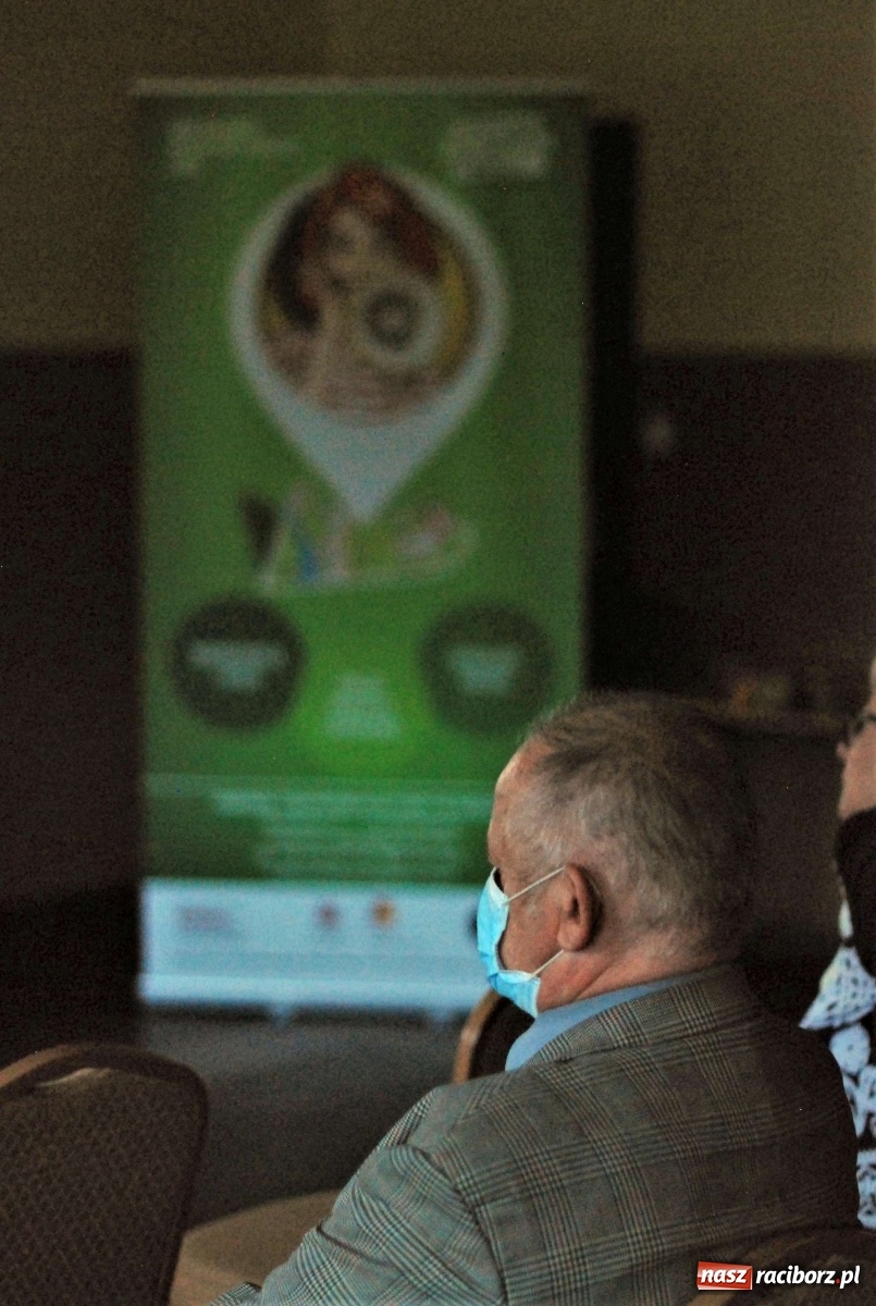 Zdjęcie w galerii na portalu naszraciborz.pl: Plecenie wianków, slajdowisko o Ugandzie i warsztaty DIY wiadomości z regionu