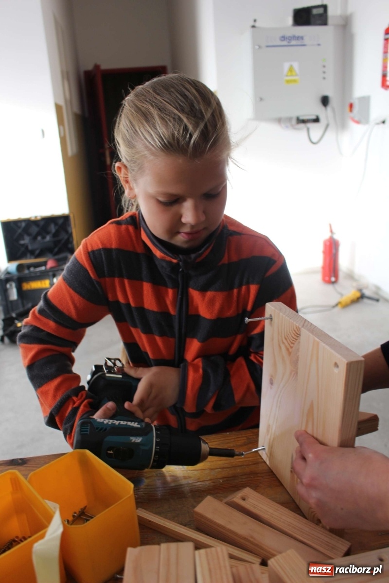 Zdjęcie w galerii na portalu naszraciborz.pl: Plecenie wianków, slajdowisko o Ugandzie i warsztaty DIY wiadomości z regionu